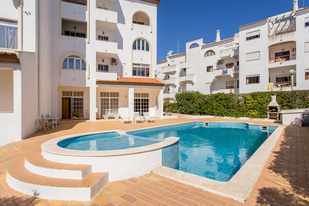 T2 Apartment in Albufeira swimming pool