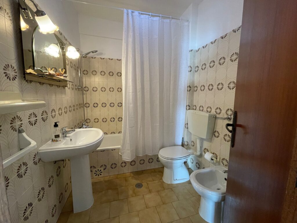digital nomad t2 apartment in praia da luz bathroom
