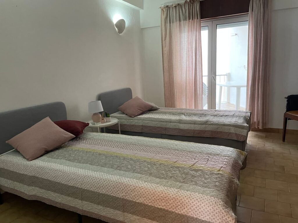 digital nomad t2 apartment in praia da luz twin room